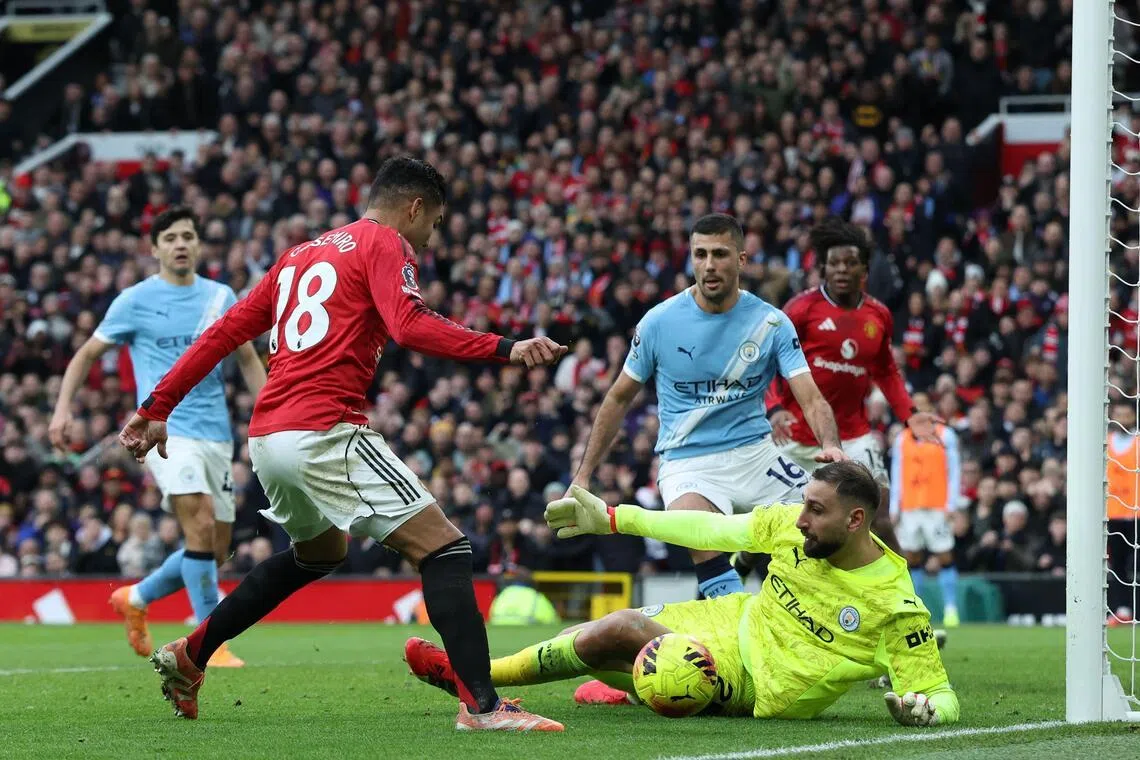 门将唐纳鲁马（黄衣）本仗多次为曼市化险为夷，但最终还是功亏一篑。（法新社）