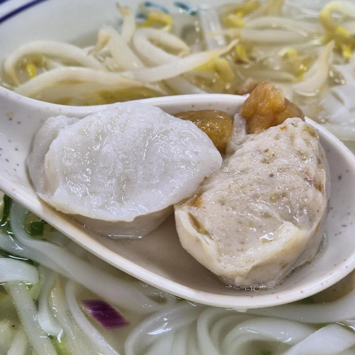 剖半的鱼圆（左）和肉圆，有手工制作质感。（陈爱薇摄）