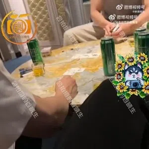 狗仔曝光许凯在聚众赌博的视频。（取自微博）