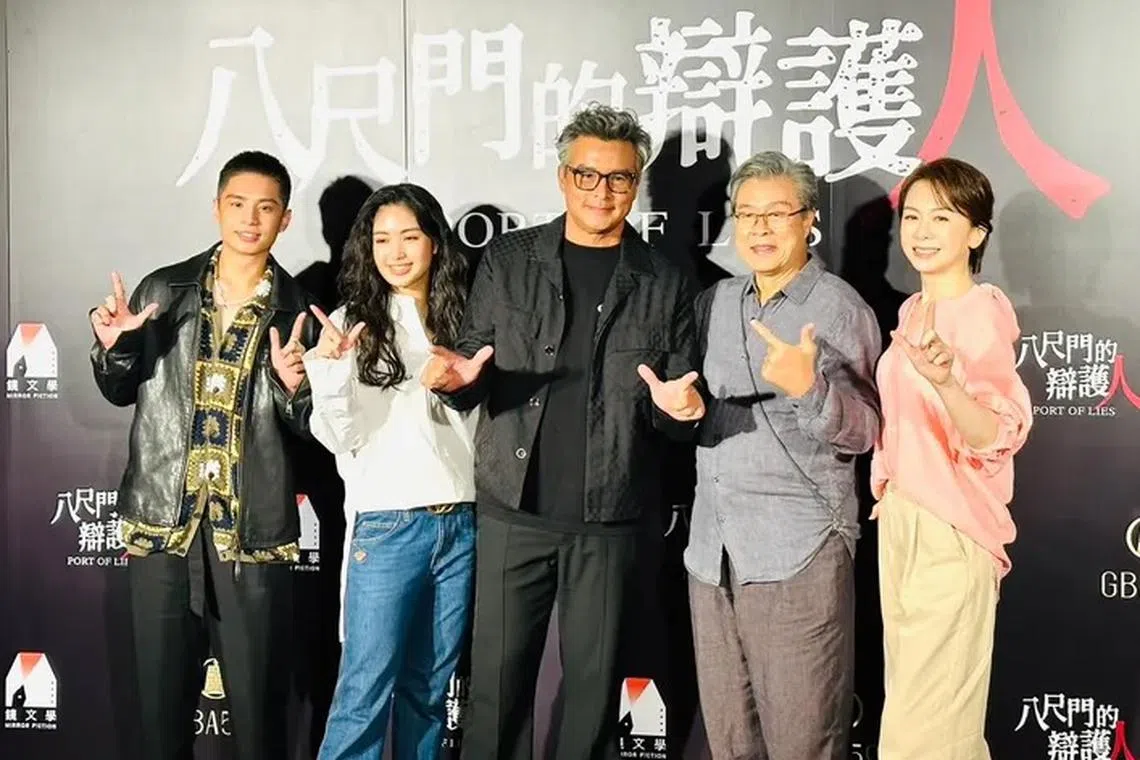《八尺门的辩护人》演员张耀（左起）雷嘉汭、李铭顺、杨烈和潘仪君出席金钟奖庆功宴。（互联网）