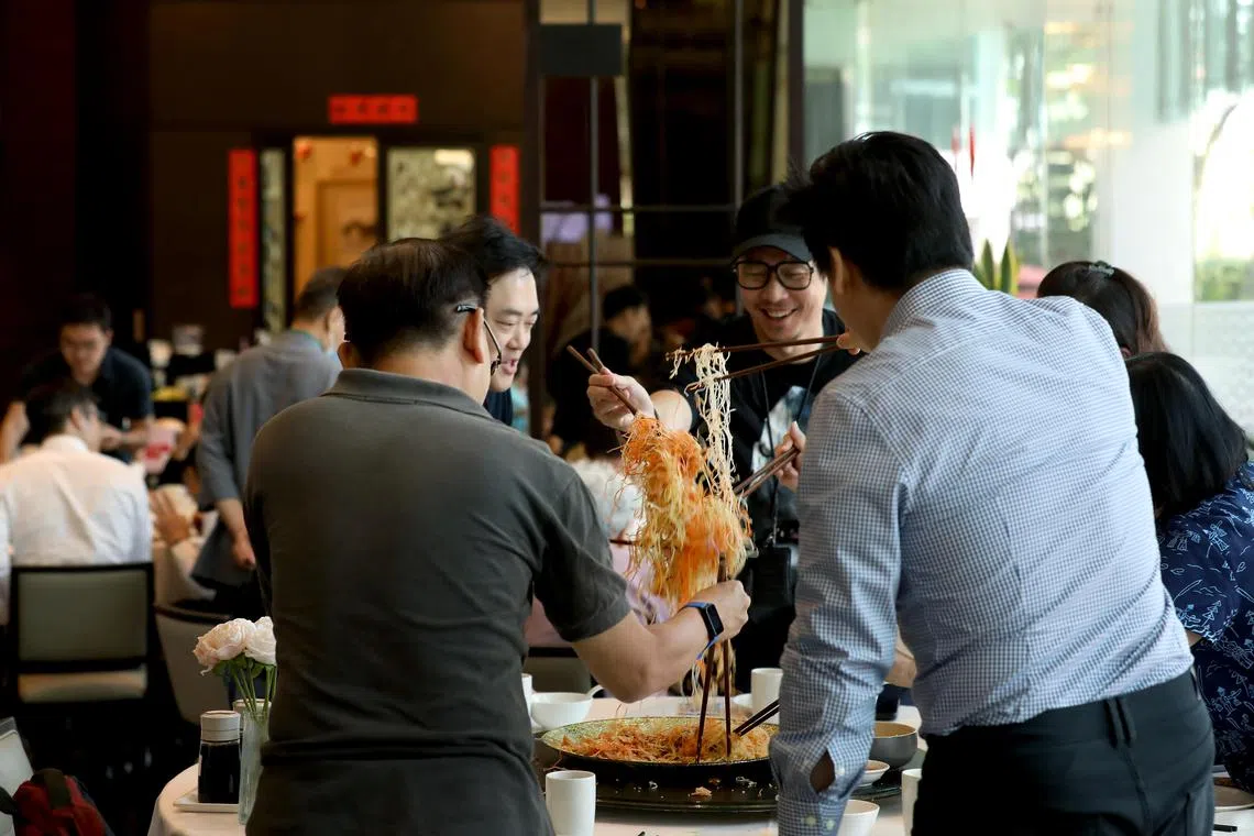 今年同乐海鲜每家门店在人日的鱼生预订数量已超过100份，堂食和外卖几乎各占一半。（何炳耀摄）