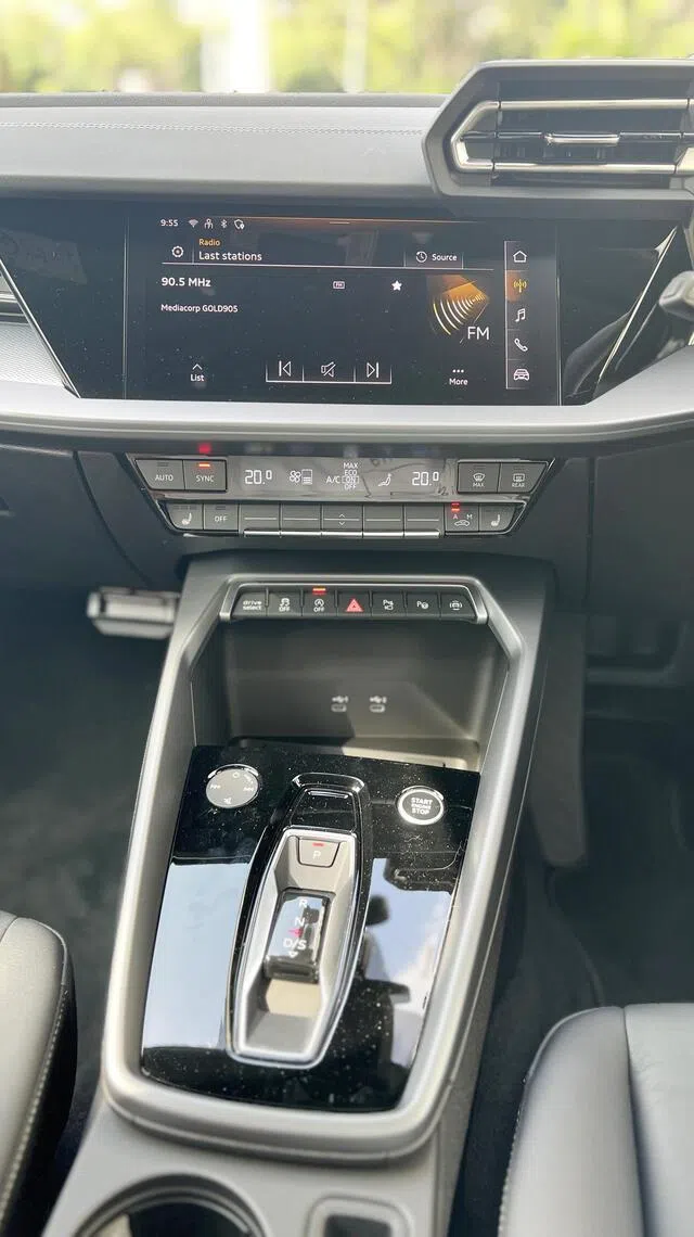 新造型电子排挡杆与中控台融为一体，氛围灯带与镀铬饰条点缀其中。（吴庆康摄）