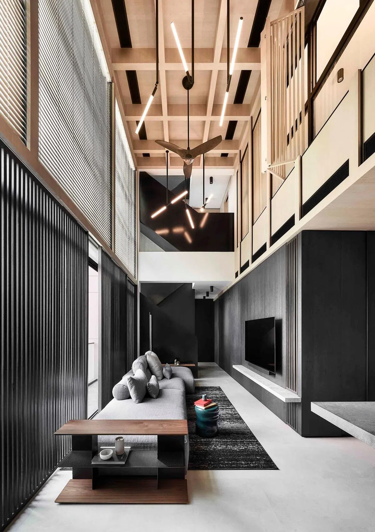 设计师用横竖线条与“盒子”装置，形塑这个有挑高屋顶的豪华公寓。（Upstairs_提供照片）