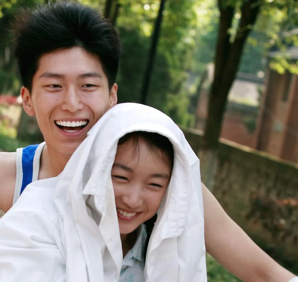 周冬雨（前）当年和窦骁凭《山楂树之恋》出道，备受瞩目。（剧照）