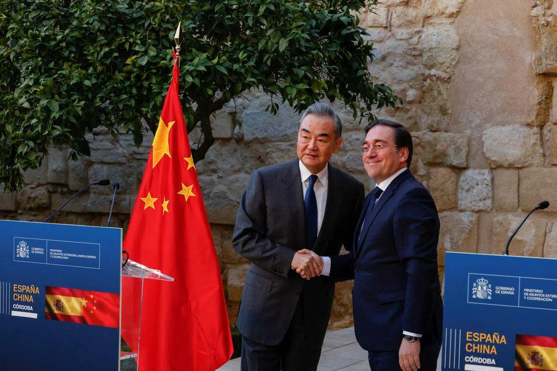 中国外交部长王毅于当地时间2月18日抵达西班牙进行访问，並与西班牙外交大臣阿尔瓦雷斯（右）会晤。（路透社）