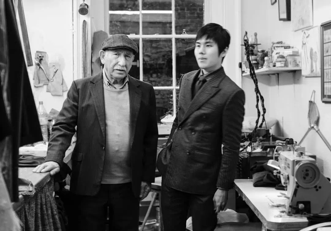 高晋扬（右）初到伦敦学艺，却屡屡碰壁，最终用诚意打动了老师傅科斯塔·安东尼奥。（受访者提供）