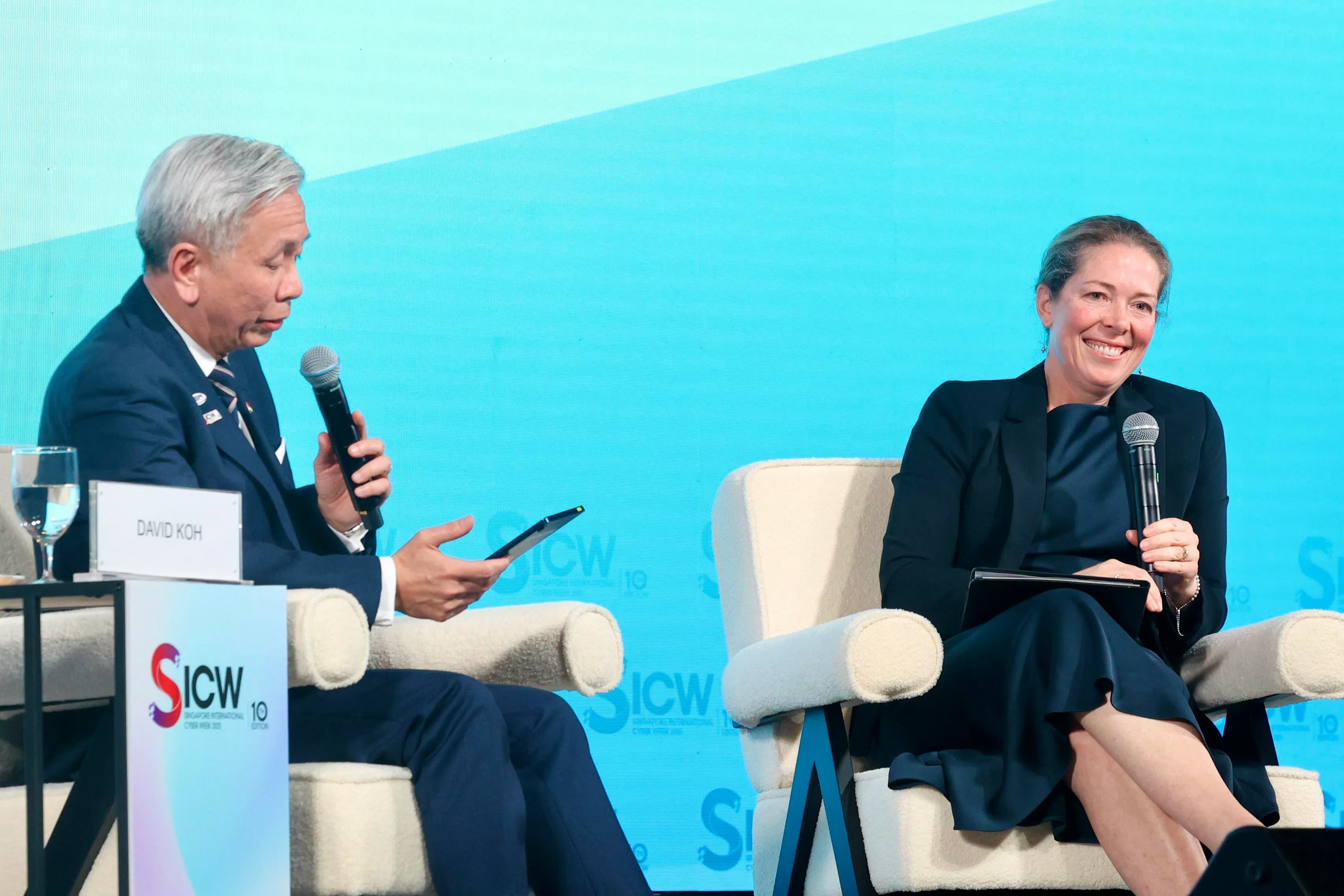 我国网络安全局局长许智贤（左）与澳大利亚内政部国家网络安全协调员麦金尼斯（右）进行炉边对话。许智贤将有效的网络威胁防御系统，比喻成“电动扶梯”，即哪怕发生故障断电，也能当做楼梯使用，而不像电梯一样完全无法使用。（邝启聪摄）