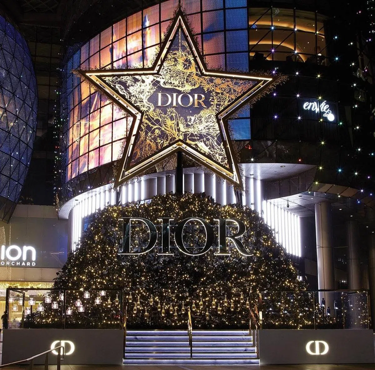 爱雍·乌节前的Dior星星（图/@ion_orchard Instagram）。