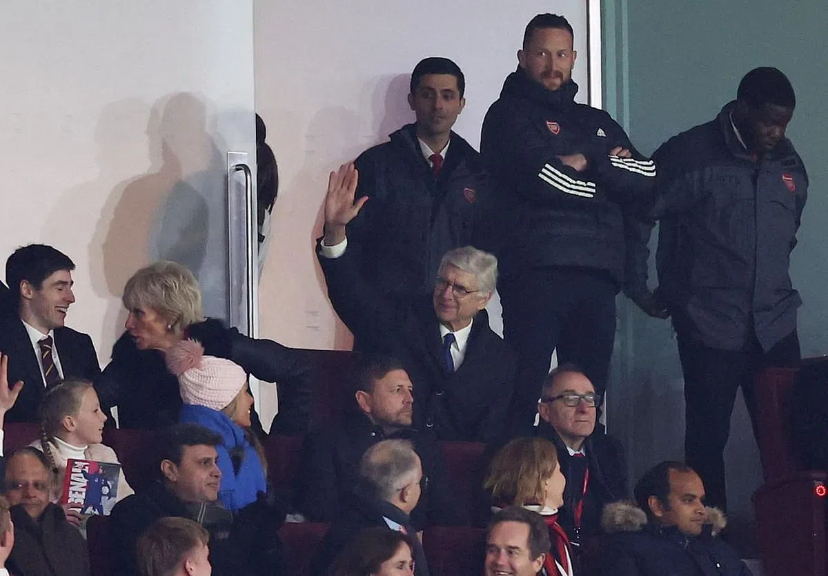 温格（挥手者）2018年卸下炮兵主帅职务后首次回到酋长球场。（路透社）