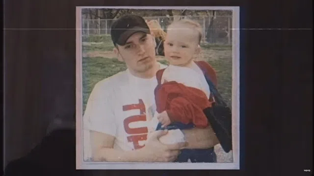 Eminem（左）在新歌MV中收录女儿Hailie的童年照。（视频截图）