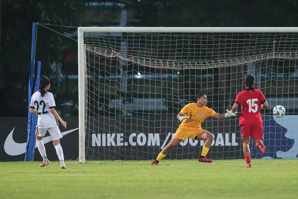 香港前锋梁匡荞（22号）在上半场找到机会，取得进球。（李冠卫摄）
