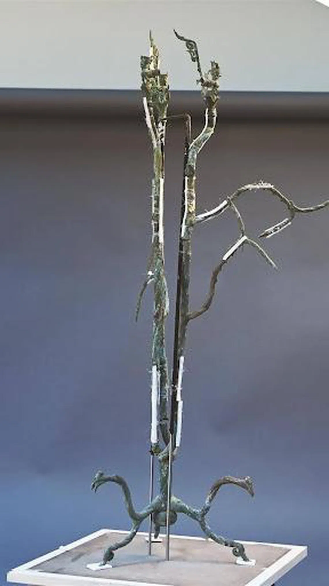 三星堆青铜神树，形态纤细。（互联网）