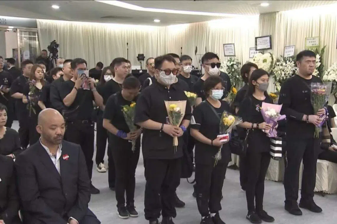 来自各地的歌迷来送李玟最后一程。（互联网）