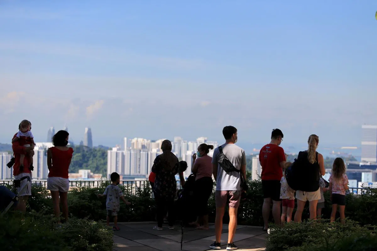 国庆检阅礼改为早上进行，但公众仍然早早起身，前往高处观赏国庆的空中致敬项目。（龙国雄摄）