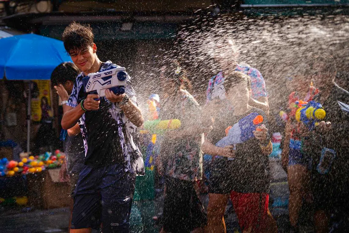 各式水枪，是参与泼水节的必备武器。（蔡光发摄）