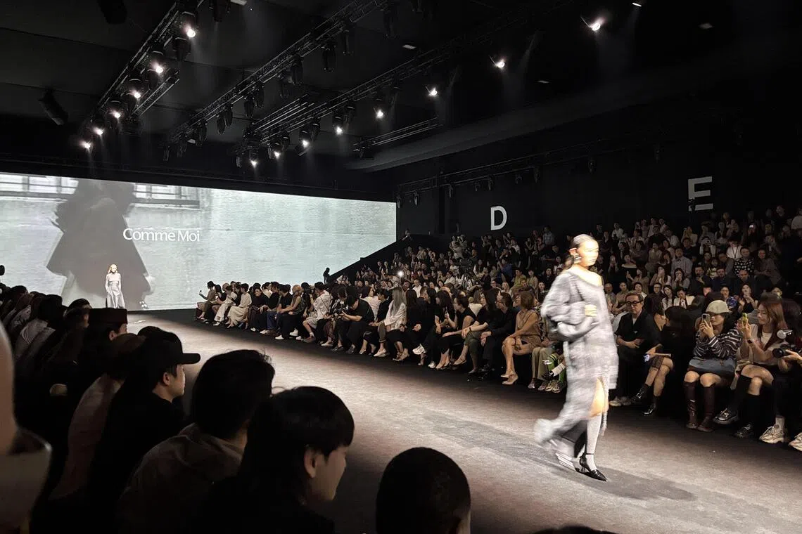 中国设计师品牌Comme Moi在上海时装周上发布2025秋冬系列。（黎康摄）