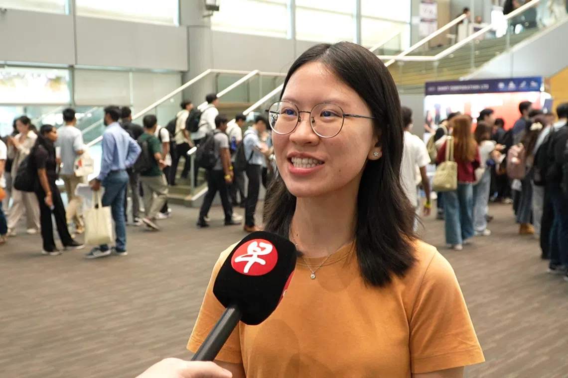 受访的南大四年级生分享，有职业辅导师曾向她说，求职者起码得投放一百分简历才算积极。（视频截图）