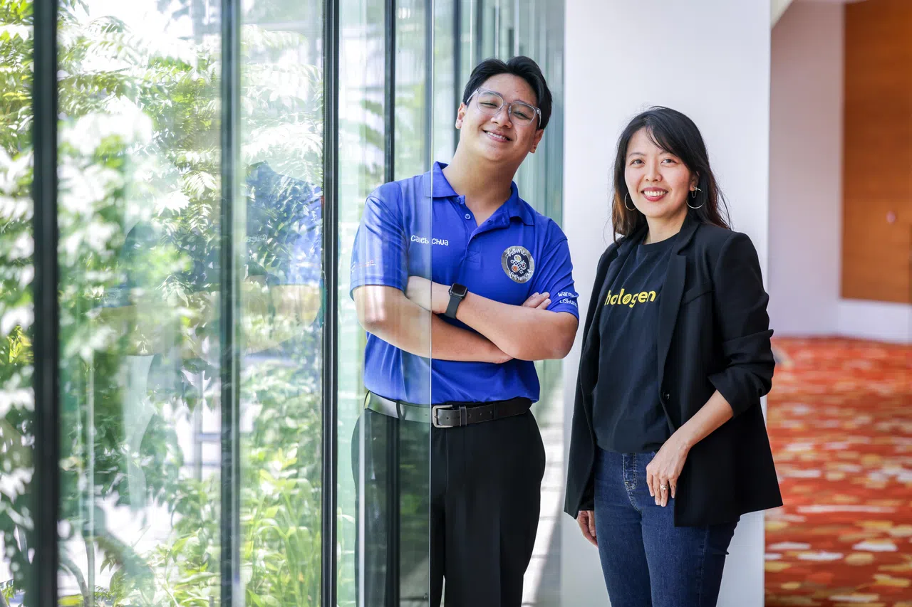 蔡佳乐（左）在文礼区发起“HOMEwarmers”计划，定期做家访，陪伴独居长者用餐聊天；谢颖敏（右）则领导新加坡青领协会，推动创业课程和导师计划，帮助学生建立自信与抗压能力。（叶振忠摄）