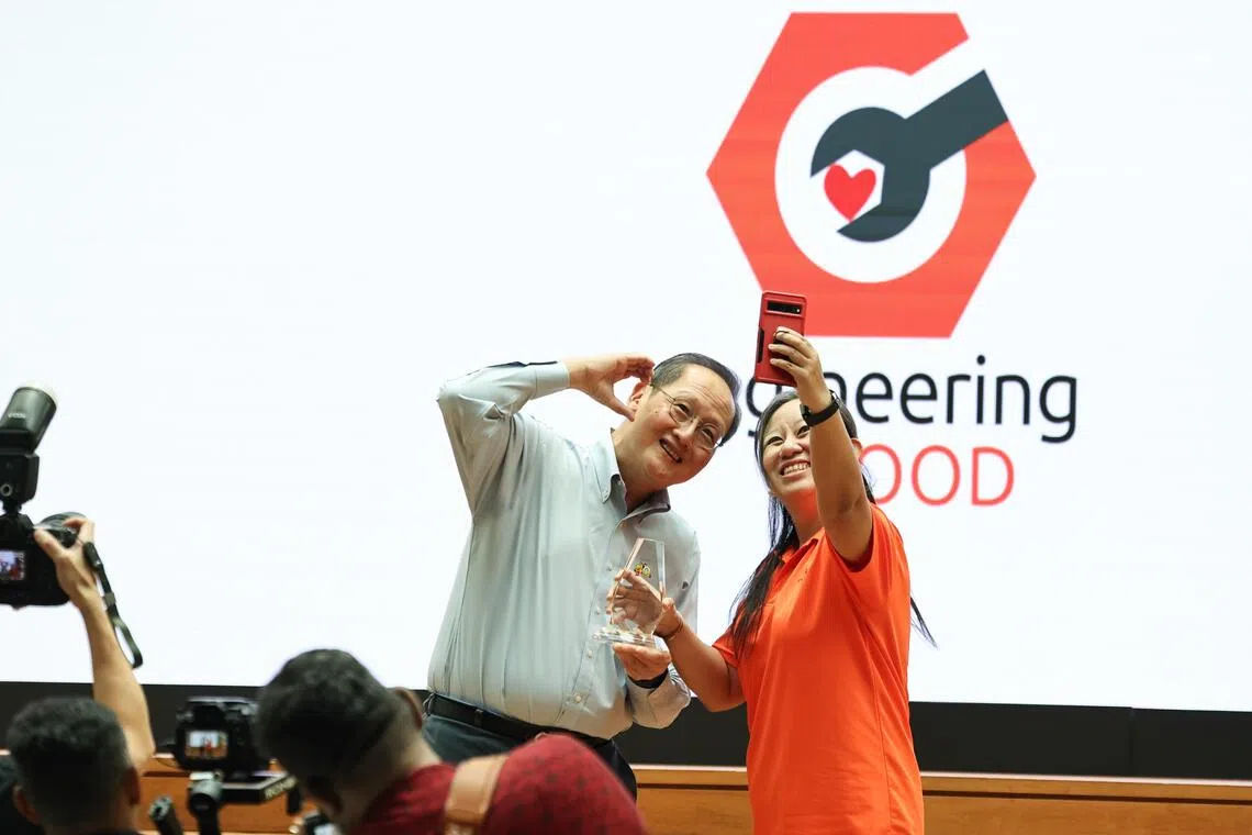 工程向善主席林美安（右）和人力部长陈诗龙医生在颁奖仪式上合影留念。（陈渊庄摄）