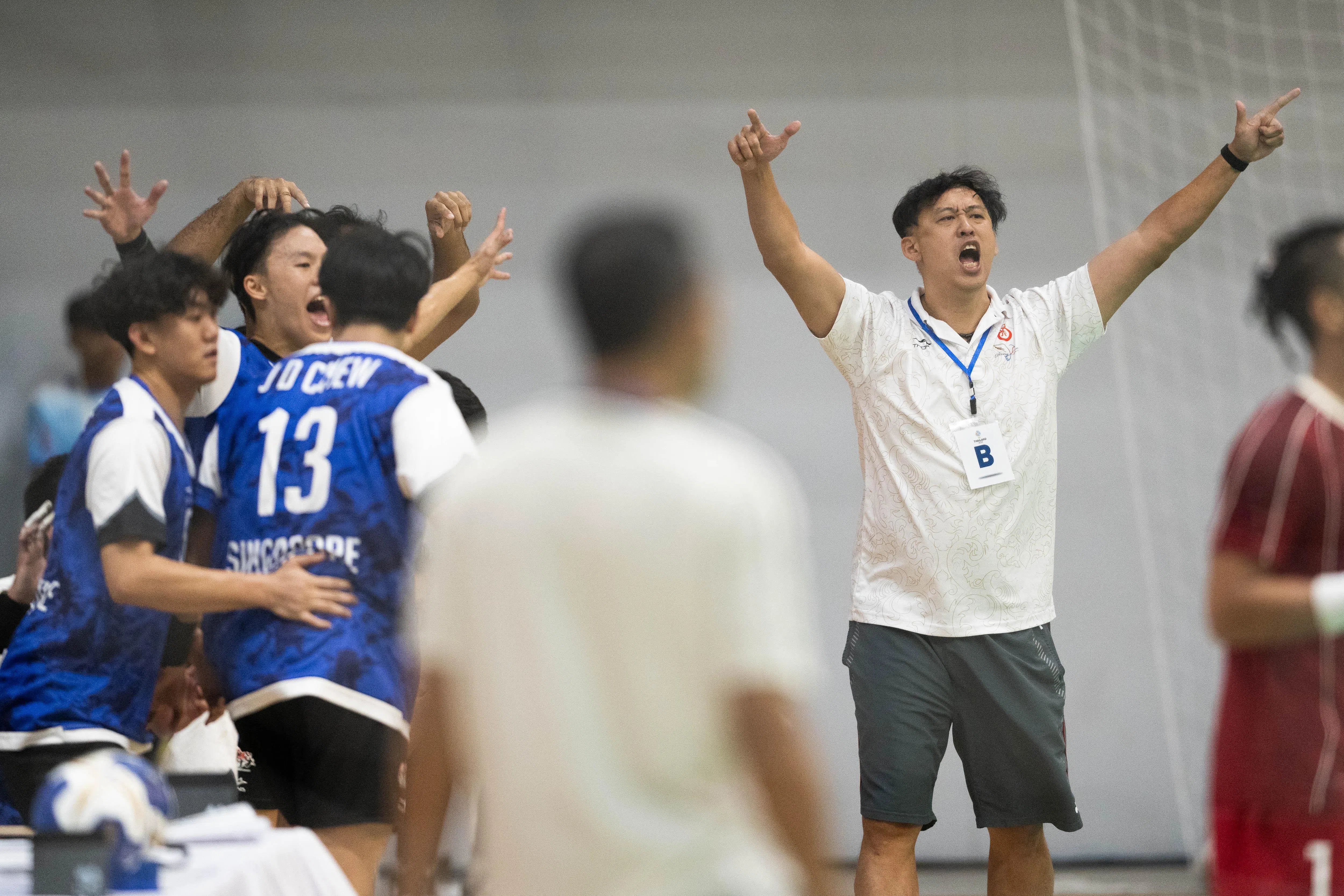 我国主教练刘林勋（右白衣）认为虽然未能完成目标，但全队都没有在赛场上留下遗憾。（新加坡全国奥林匹克理事会）