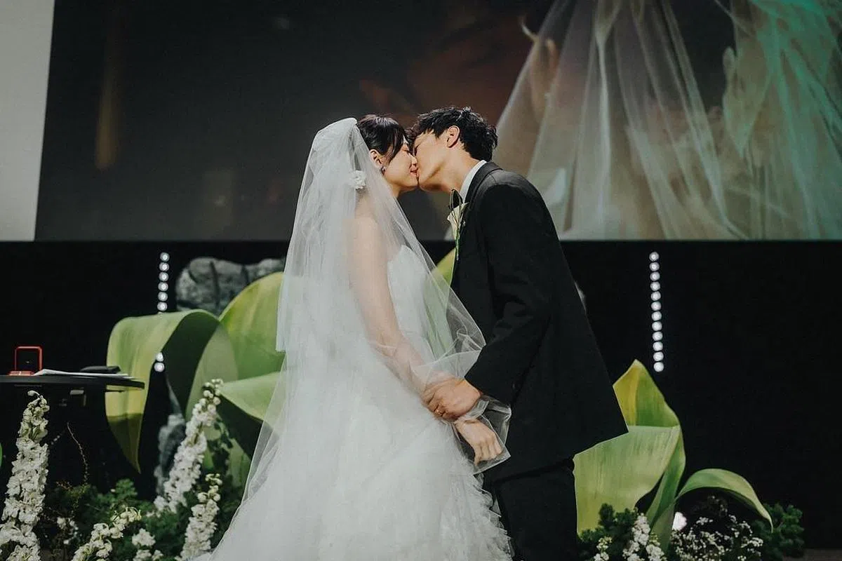 陈凤玲和徐鸣杰通过直播分享婚礼的过程。（取自艺人IG）