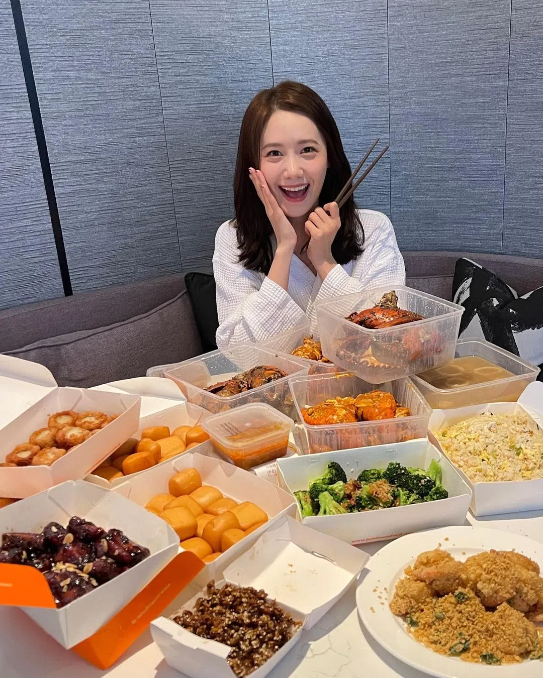 润娥活动后在社媒上晒出满席螃蟹料理。（取自润娥Instagram）