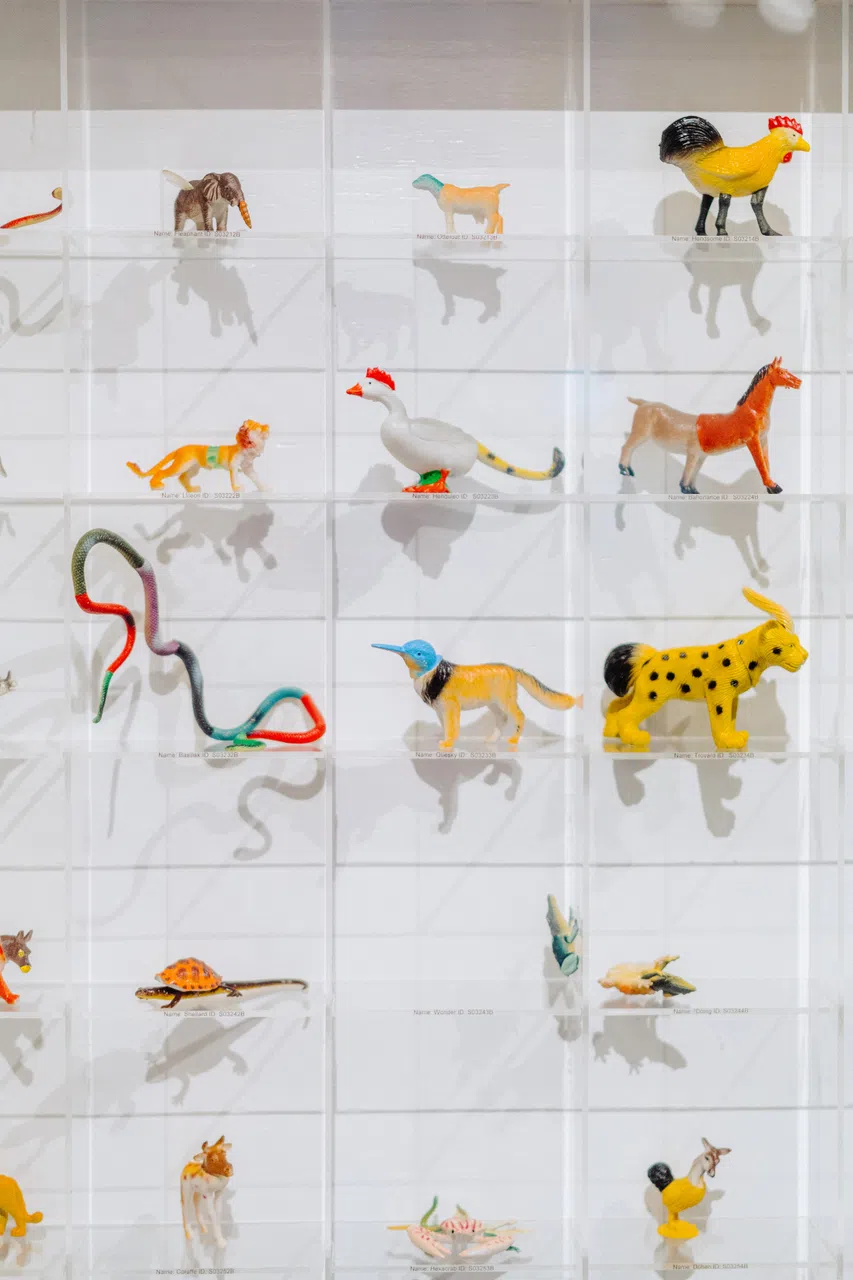陈建伟在新加坡美术馆The Learning Gallery展出雕塑装置《动物轮盘》（2005）。（新加坡美术馆提供）