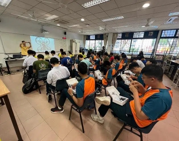 学院特地为学生安排了有关操作无人机的工作坊，让他们拥有充实的学习体验。（安德逊实龙岗初院提供）