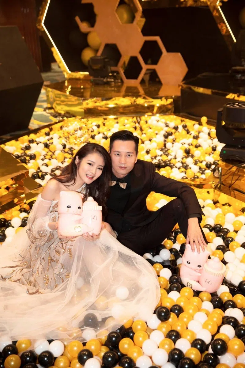 安以轩（左）2017年与陈荣炼结婚，婚后育有一对儿女。（互联网）