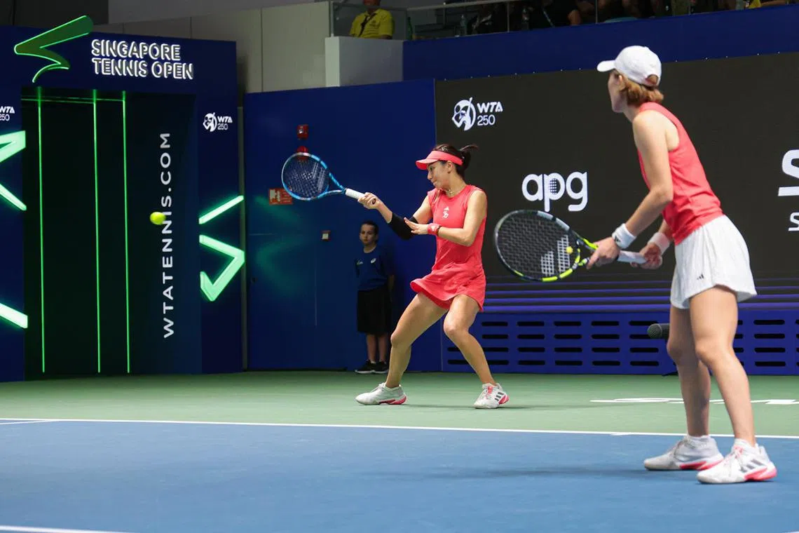 在单打赛中失意的王欣瑜（左）随后携手同袍郑赛赛闯进女双决赛。（李冠卫摄）