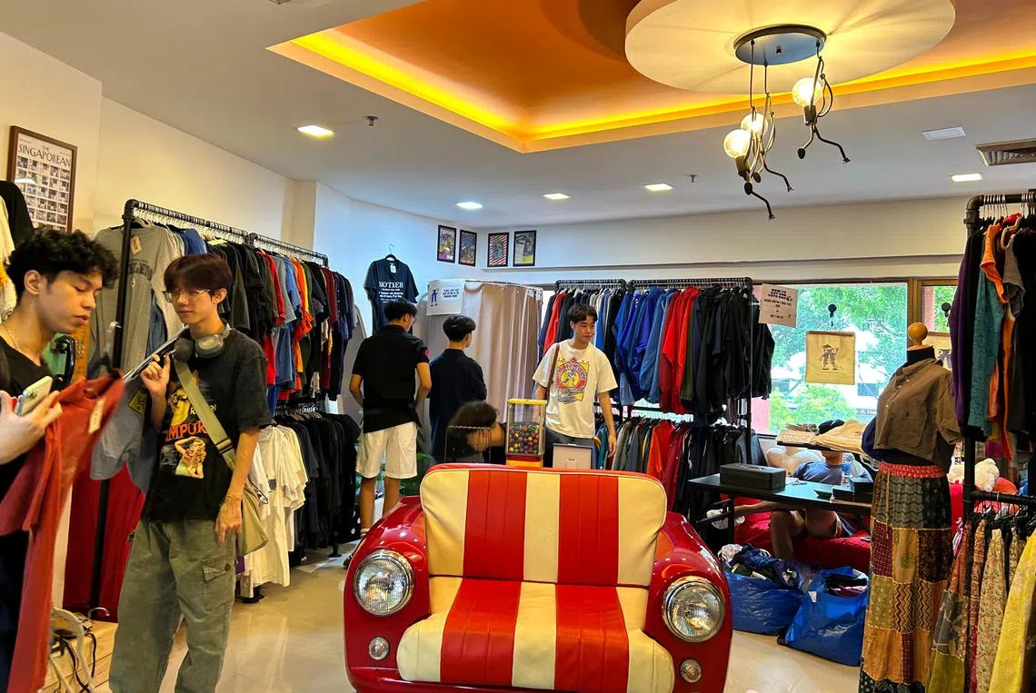 WEARE是三个年轻人合开的店铺，吸引不少青少年前来购物。（高静娴摄）