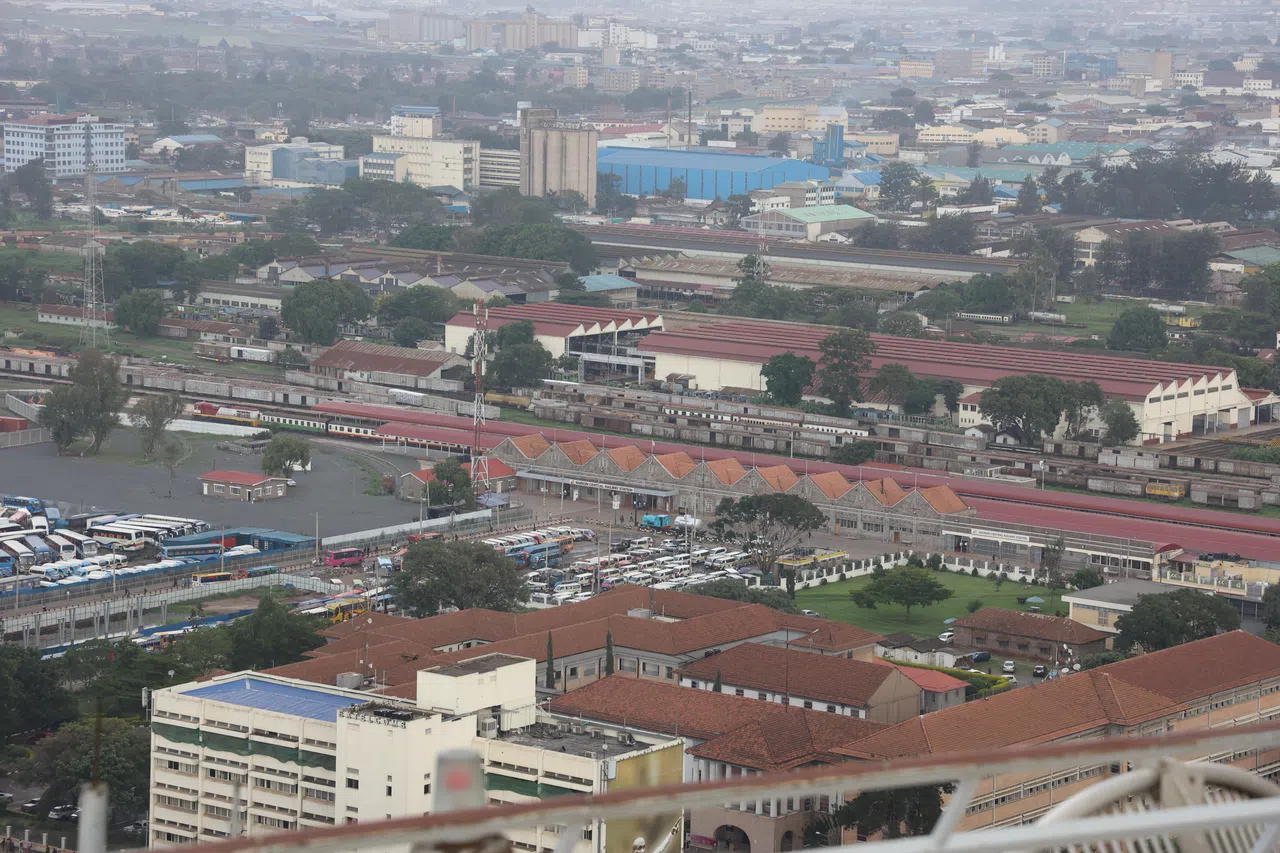 这是从肯雅塔国际会议中心顶楼拍摄的内罗毕中央火车站，铁路是当地最大的单一雇主。内罗毕的工业业比较发达，有饮品、烟草以及食物等制造业。旅游业也是当地重要的经济支柱之一。（何家俊摄）