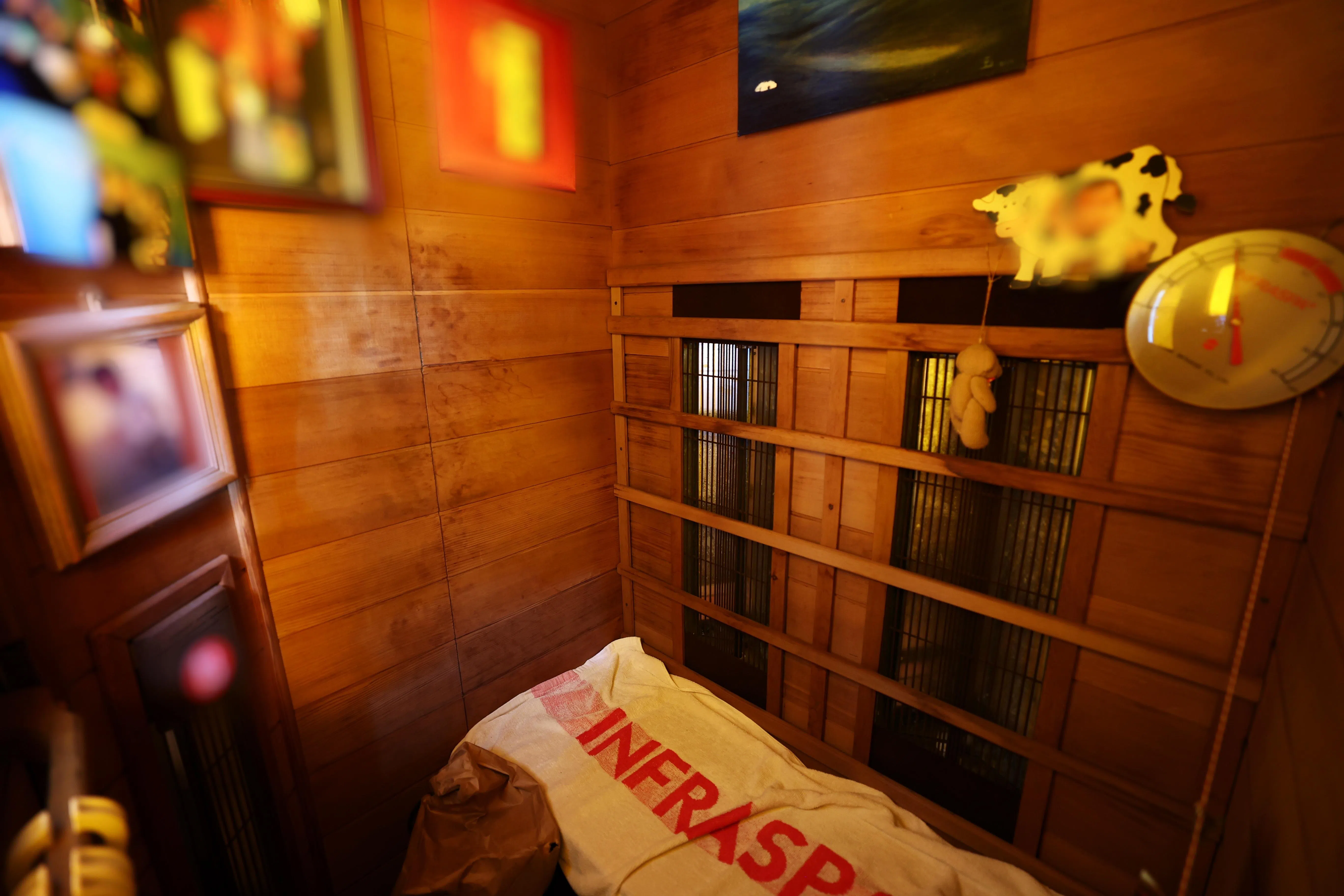 摆在屋外的桑拿房相信被屋主当做储藏室，里头挂着一些画、照片和装饰。（林明顺摄）