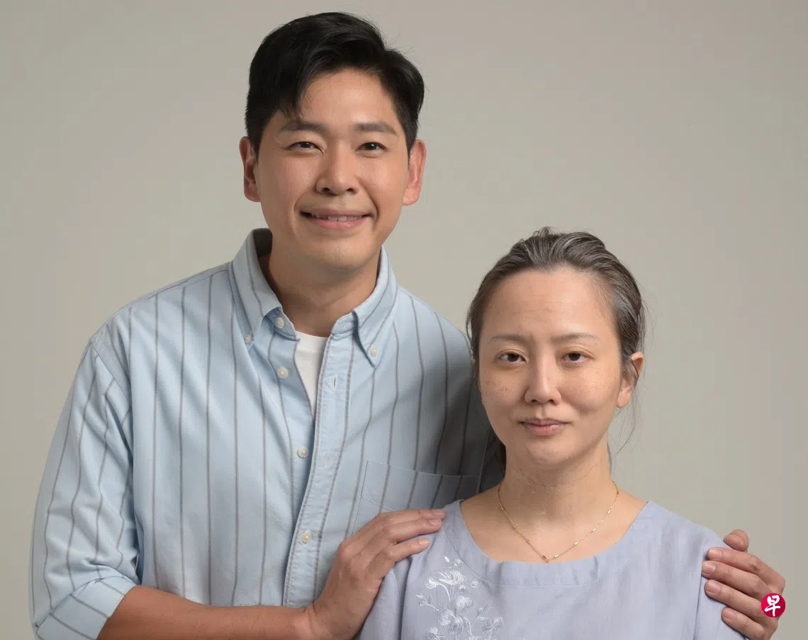 美心（右）和陈罗密欧在《家的守护星》里都分饰两角，除了演出夫妻，也演母子（图）。 （新传媒提供）