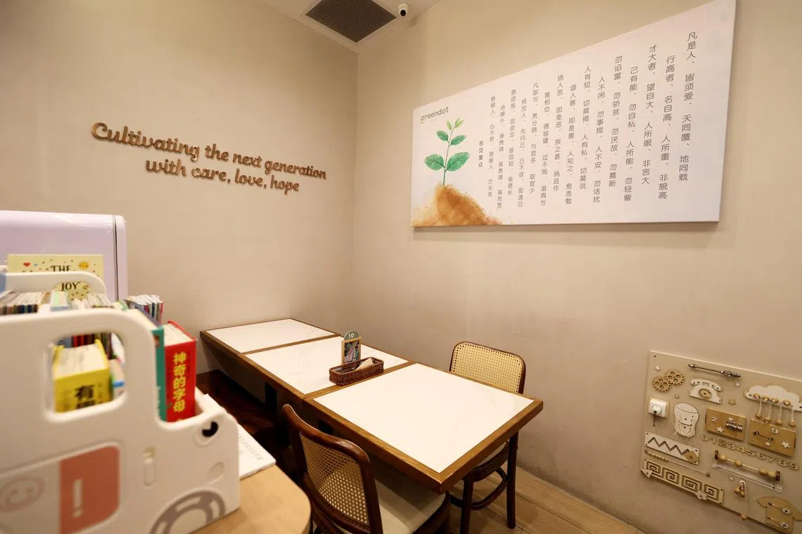 Greendot Plus亲子区有特别从欧洲进口的蒙特索利智力玩具“忙碌板”，桌边柜子有儿童绘本和玩具。（龙国雄摄）