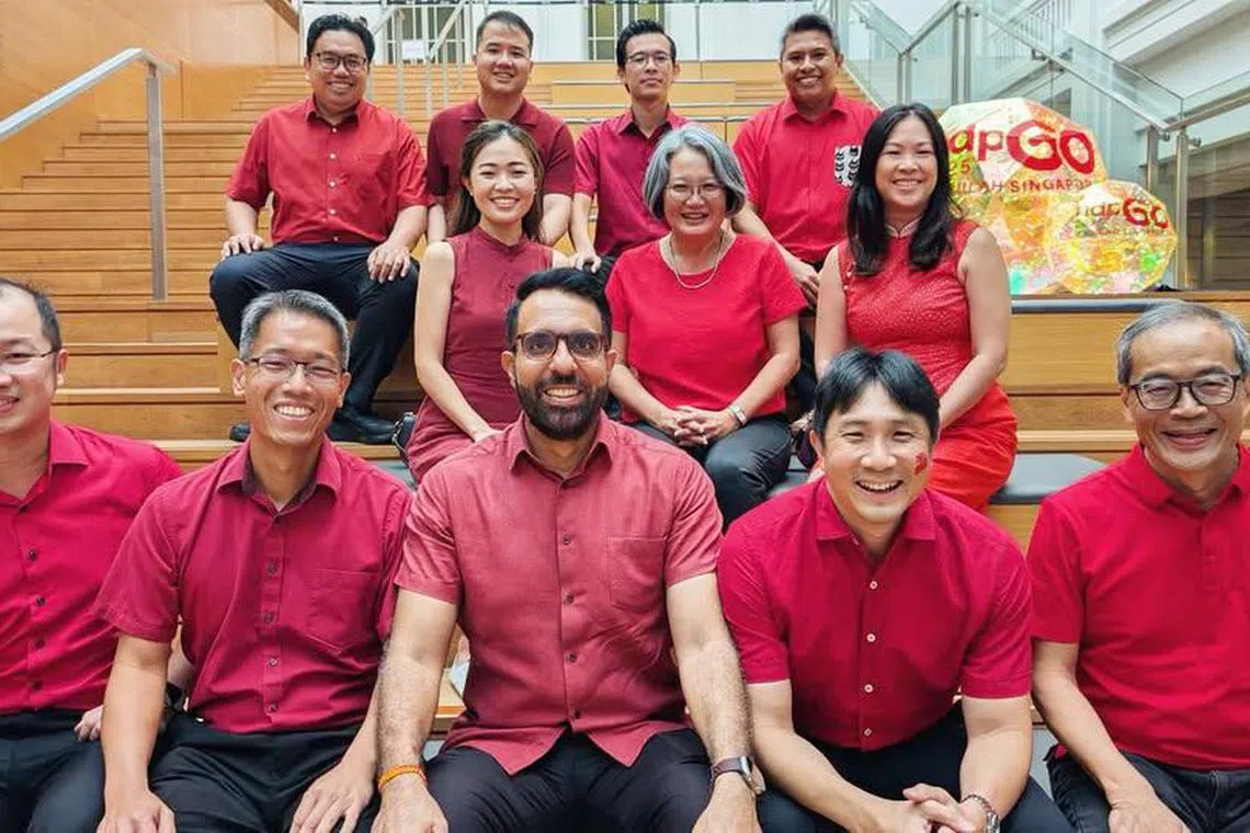 首次进入国会的工人党当选议员穆海民（第三排右一）、张文杰（第三排右二）和莫哈默法理（第三排左一），以及非选区议员刘宇扬（第三排左二）和蒋佩姗（第二排左），与工人党秘书长毕丹星（第一排中间）和主席林瑞莲（第二排中间）等其他议员一起出席国庆庆典。（取自毕丹星脸书）