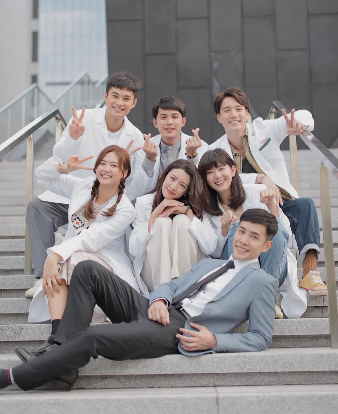 陈嘉慧（第二排右一）缺席无线剧《你好，我的大夫》的宣传活动。（取自伊人IG）