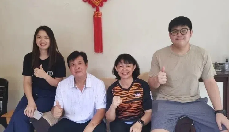 李梓嘉将父亲李志兴（左二）、姐姐李梓瑜（左一）和弟弟李绹（右一）列为答辩人。右二是他母亲廖雪萍。（互联网）