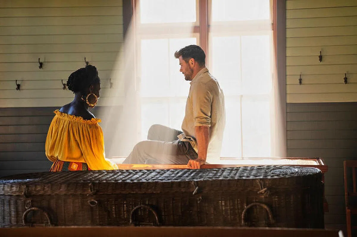 克里斯海姆斯沃斯尝试躺棺材。（图片由Disney+提供）