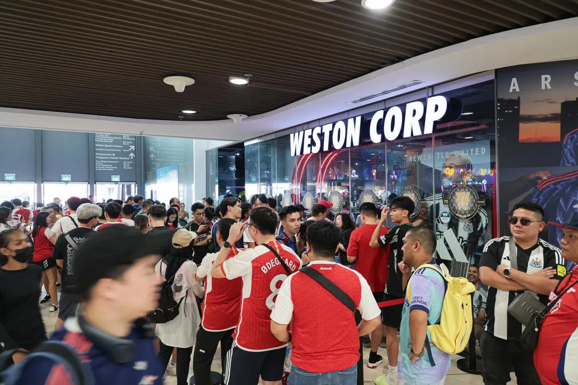 Weston Corp球衣专卖店内外都有许多球迷排队买球衣。（李冠卫摄）