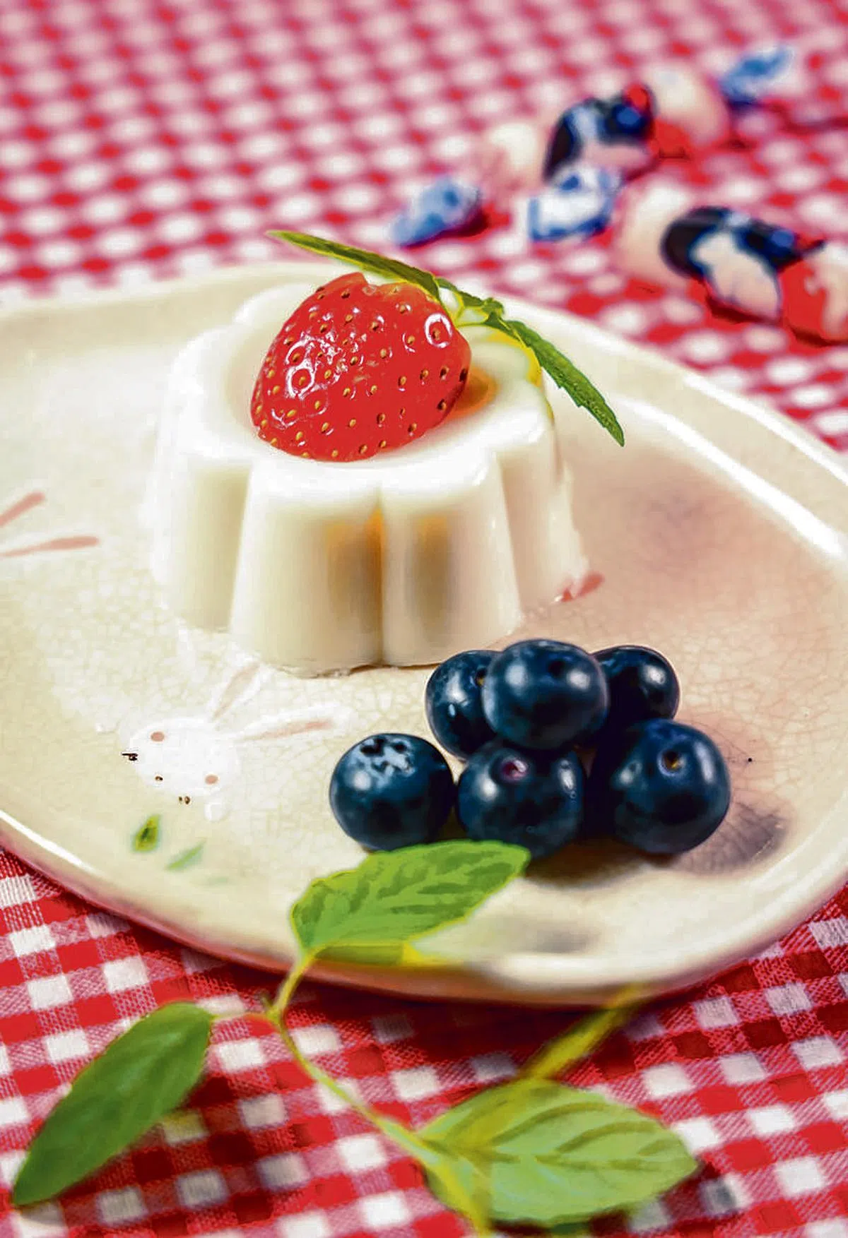 甜蜜蜜大白兔奶糖布丁，搭配水果可增加纤维和维生素的摄取量。