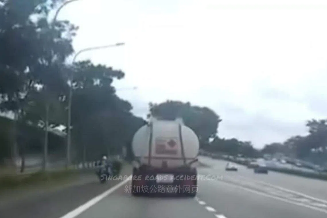 一辆陆交局电单车正在左侧分流道尝试拦截一辆电单车。（取自“新加坡公路意外网页”脸书）
