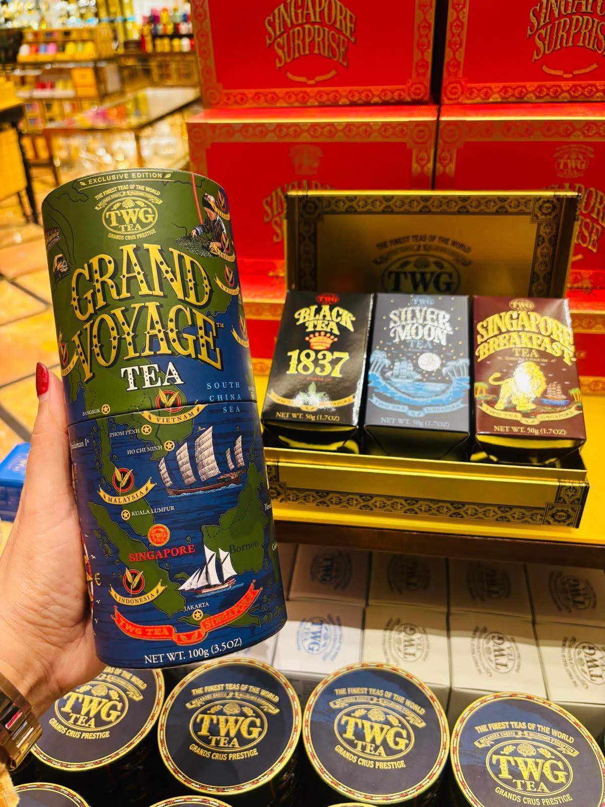 TWG Tea在在樟宜机场T3的独家产品，包括图中的盛世远航茗茶和狮城茗珍礼盒。（李可爱摄）