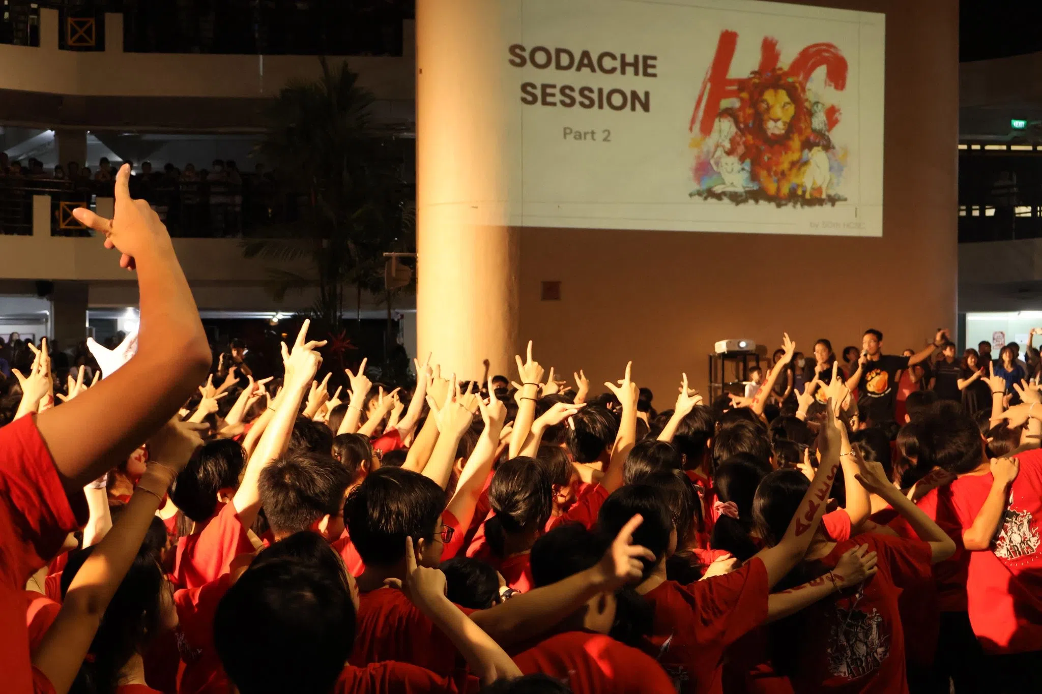 学生们边比划着育人学团的手势，边高喊口号，喊出满腔热情。（作者提供）