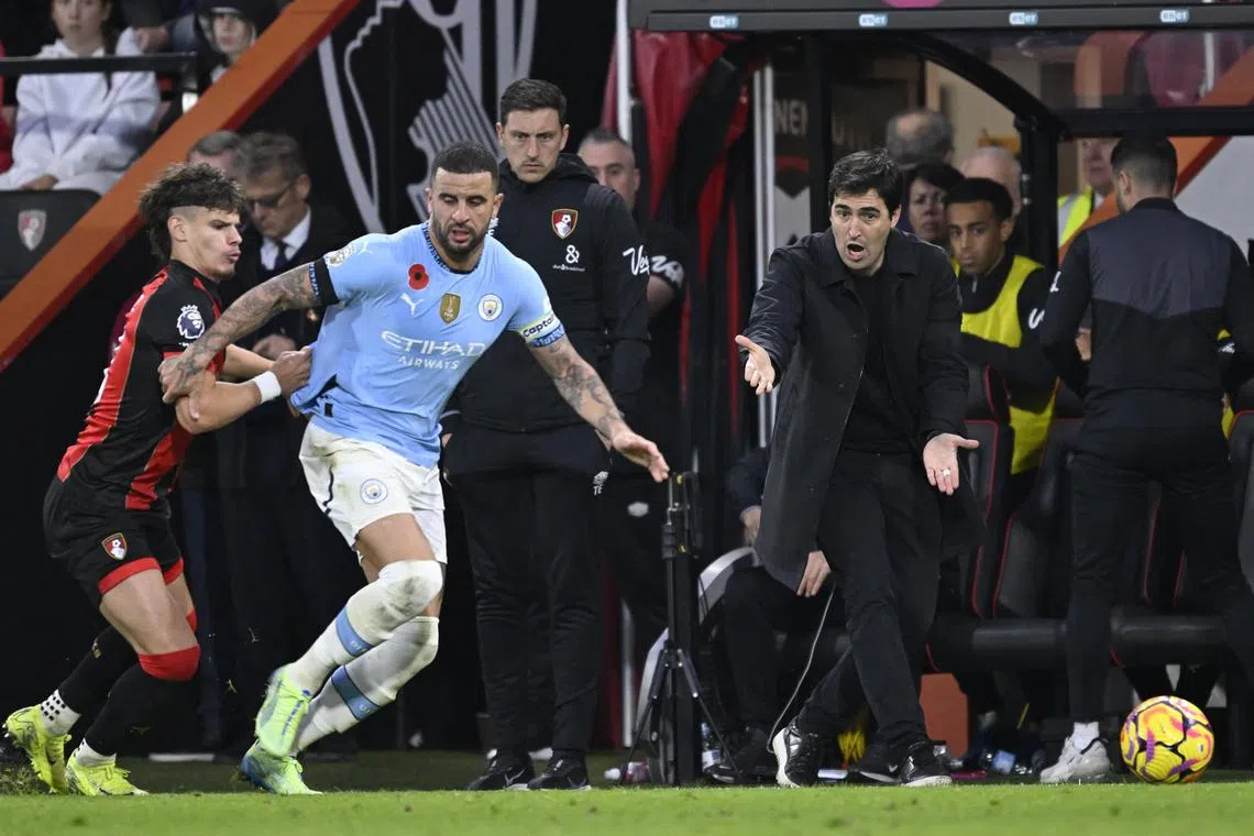 曼市队长沃克（浅蓝衣）久疏未战状态欠佳，伯恩茅斯左后卫科克兹（红黑衣）把握机会送上两个助攻。（路透社）