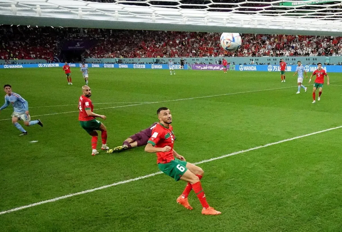 西班牙（蓝衣）在常规时间里没有太好机会，加维（左）上半场的这脚射门击中横梁，但越位在先。（路透社）