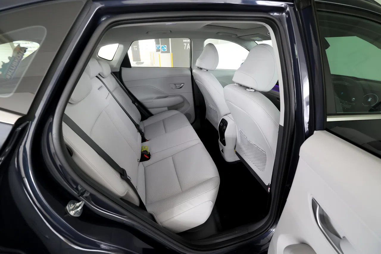 后座乘客享有充裕的头部和腿部空间。（龙国雄摄）