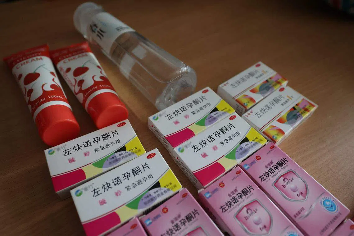 店内搜出多盒产自中国的紧急避孕药和润滑剂。（陈斌勤摄）