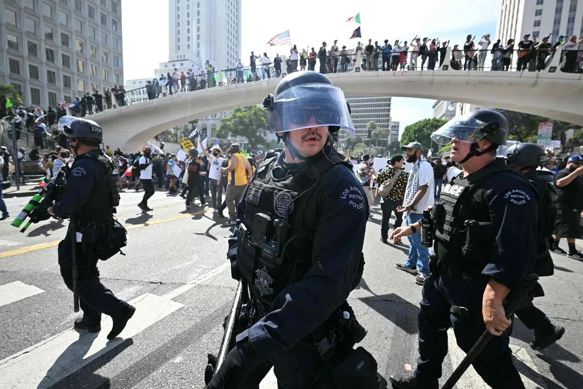 洛杉矶执法人员周六宣布，联邦大楼附近一个十字路口的集会为非法，随后驱散人群。（法新社）
