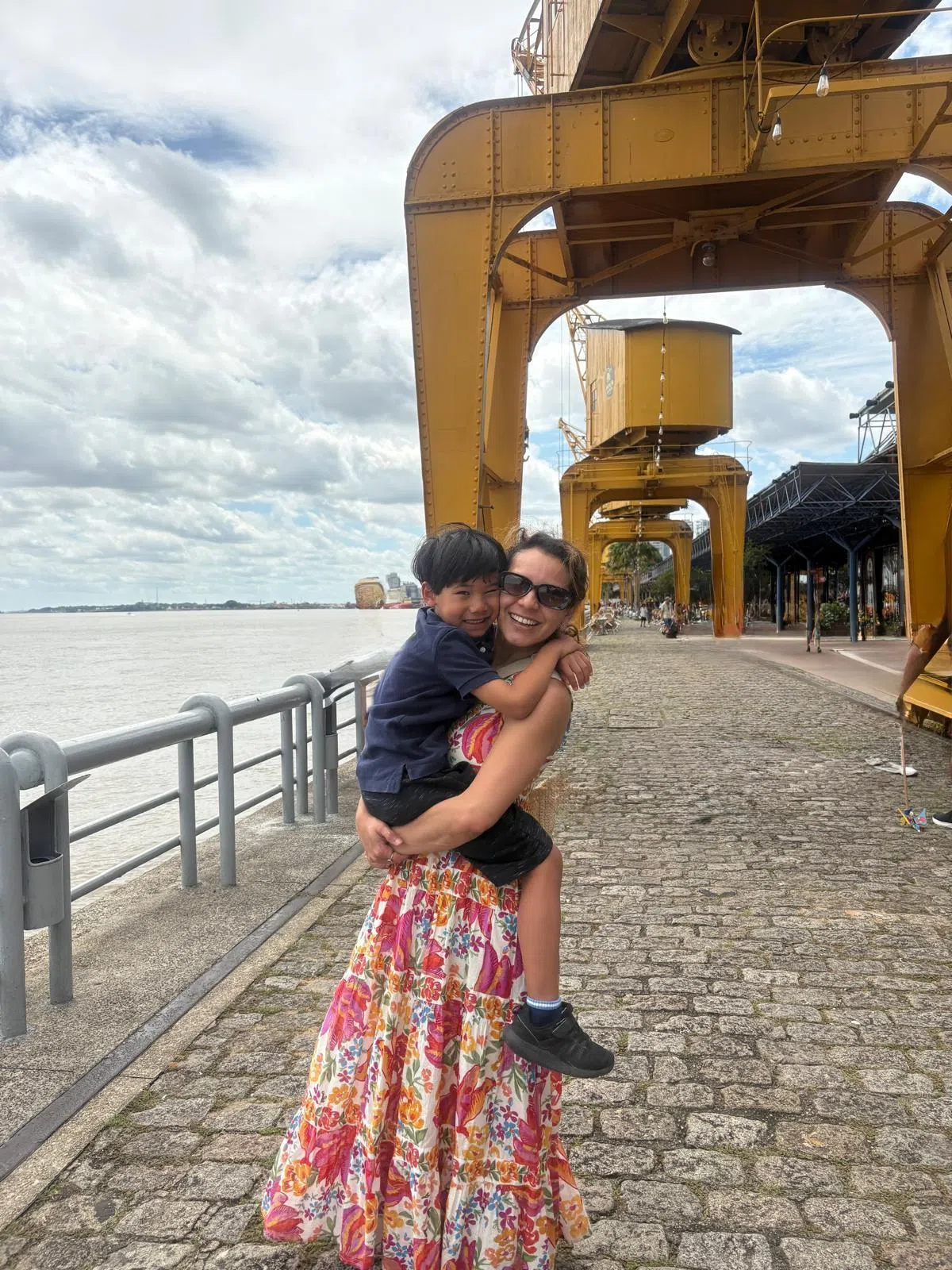 嘉玛与儿子在巴西贝伦，在名为Estação das Docas的老港口游玩。（受访者提供）